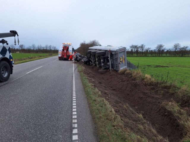 Lastbil vælter ned i grøft