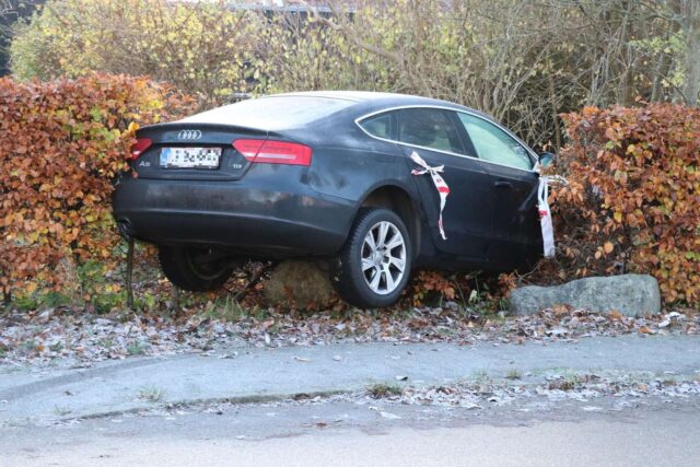 Vildt uheld: Audi ender i hæk