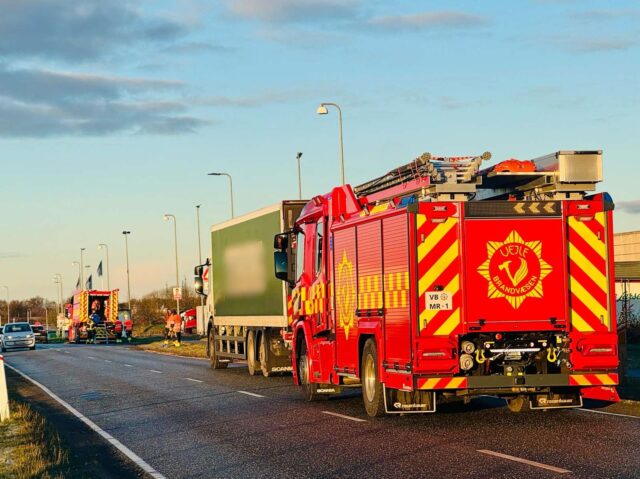 Spild på trafikeret vej: Brandvæsnet er rykket ud