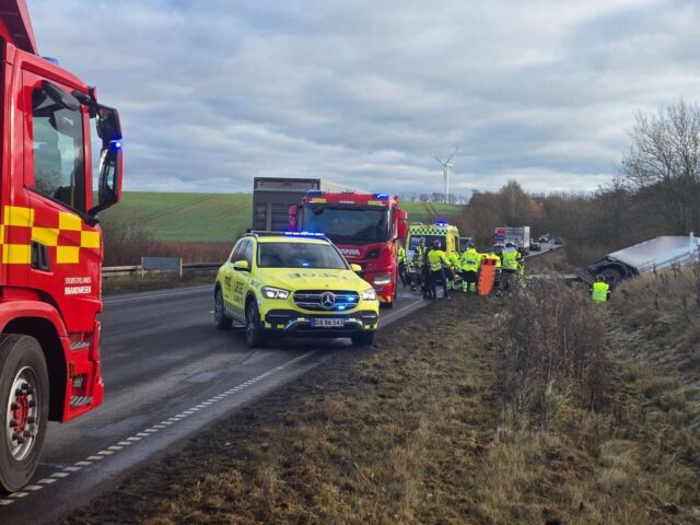 Stort opbud af udrykningskøretøjer: Lastbil ligger væltet i grøft
