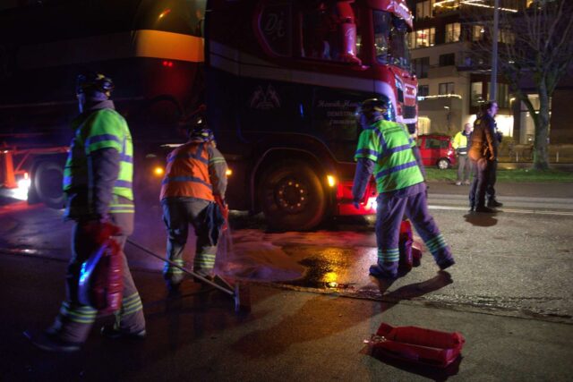 Tankvogn involveret i uheld: Smider olie overalt