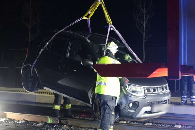 Personbil ender på letbanen: Mor og barn i bilen