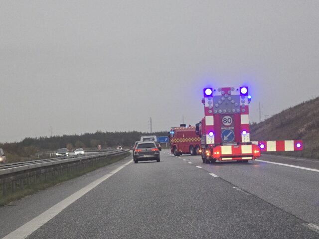 Bil står i flammer på motorvejen: Spor spærret