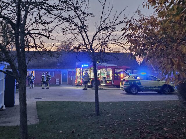 Kraftig røgudvikling fra bygningsbrand: ‘Hold jer væk’