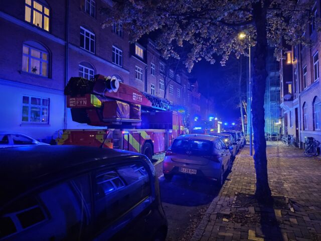 Central gade oplyst af blå blink: Brand i kælderen
