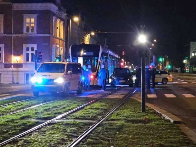 Letbane og bil hamrer sammen