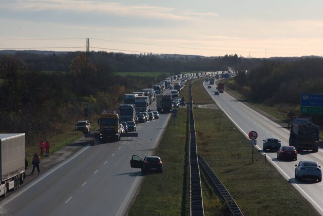 Brager ind i skiltevogn på motorvej