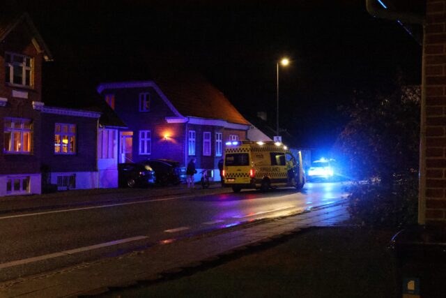 Ulykke på stille vej: Ambulance holder på stedet