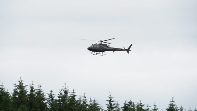 Kvinde forsvundet: Helikopter leder efter hende