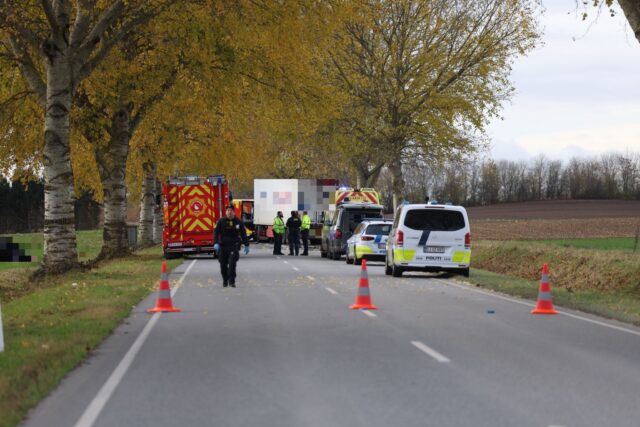 Lastbil og personbil kolliderer i alvorlig ulykke