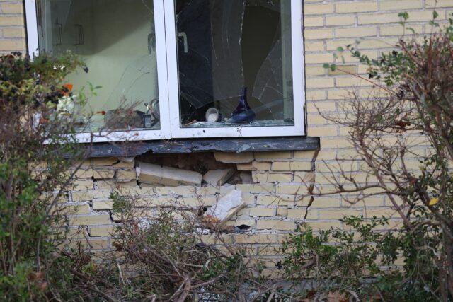 Helt smadret: Bil brager ind i bygning