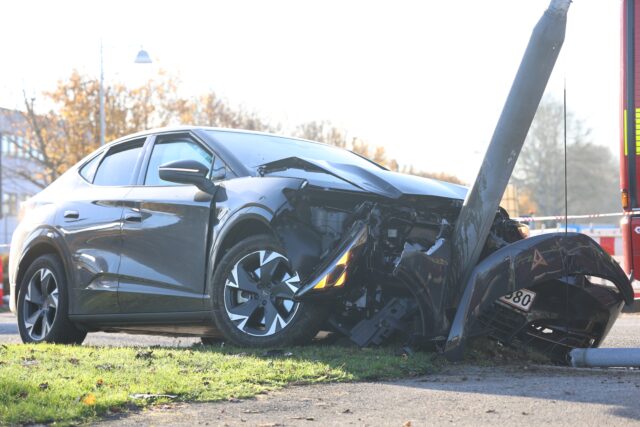 Elbil smadrer ind i lygtepæl: Person tilses i ambulance