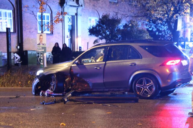 Voldsom ulykke midt i Hovedstaden: Person flygtet fra stedet