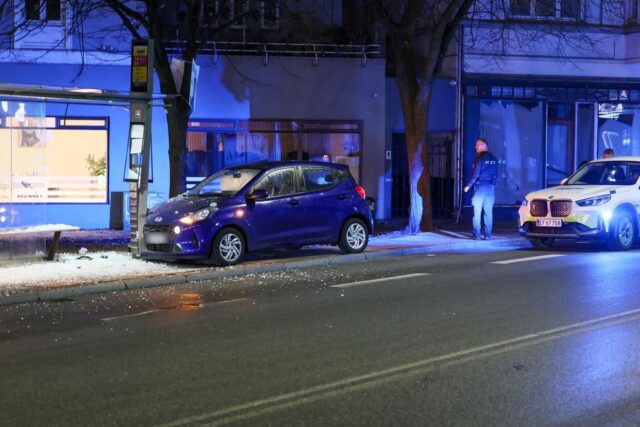 Bil hamrer ind i busskur på J-dag: Gået helt, helt galt