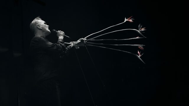 Kontroversiel og ikonisk forsanger besøger Danmark