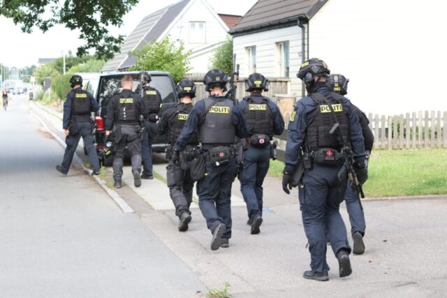 Det vrimler med politi: Mystisk aktion i gang