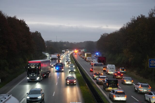 Trafikken snegler sig forbi ulykke på motorvejen