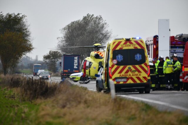 Massiv udrykning til frontalt sammenstød: Alvorlig tilskadekomst