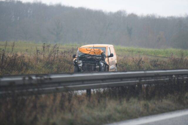 Voldsom motorvejsulykke med lastbil: Person kørt væk i ambulance