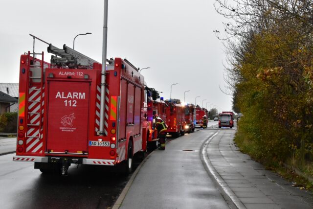 Gigantisk udrykning til storbrand: 11 køretøjer fremme