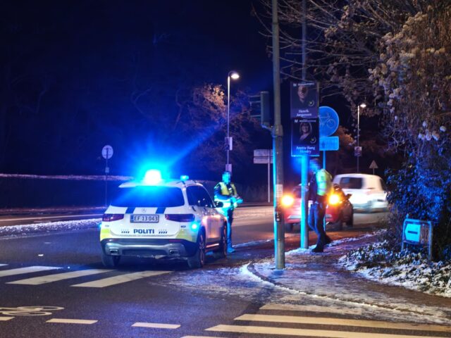 ‘En ambulance kører fra stedet med blå blink’