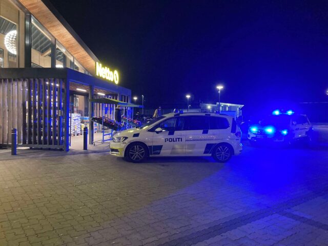 Massiv udrykning: To personer stukket ned ved Netto