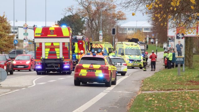 Voldsom ulykke: Bil brager ind i lyssignal