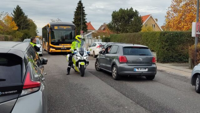 Ville ikke flytte sig: Stædig bilist blokerer for bus og bremser trafikken