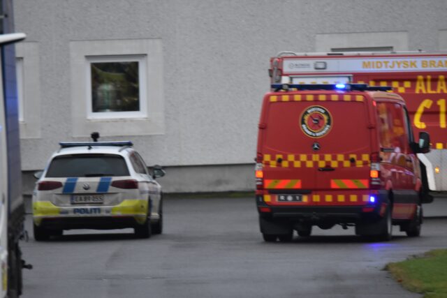 Alvorlig arbejdsulykke: Mand fastklemt under plade