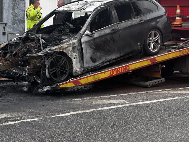 Mens den kørte: Bil går i brand