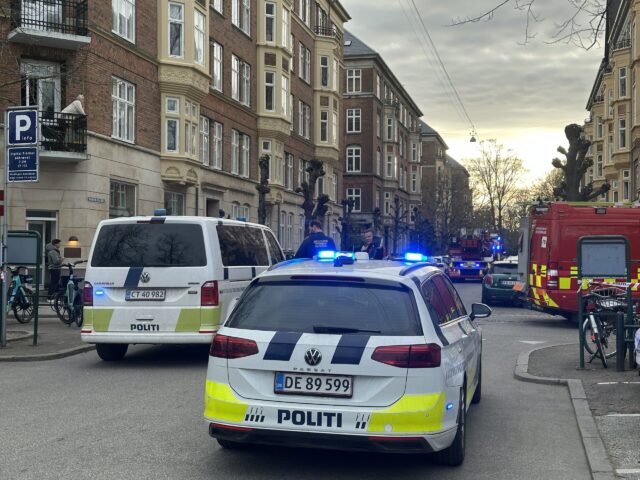 Øksemand stod pludselig inde i stuen: ‘Jeg skærer jer midt over’