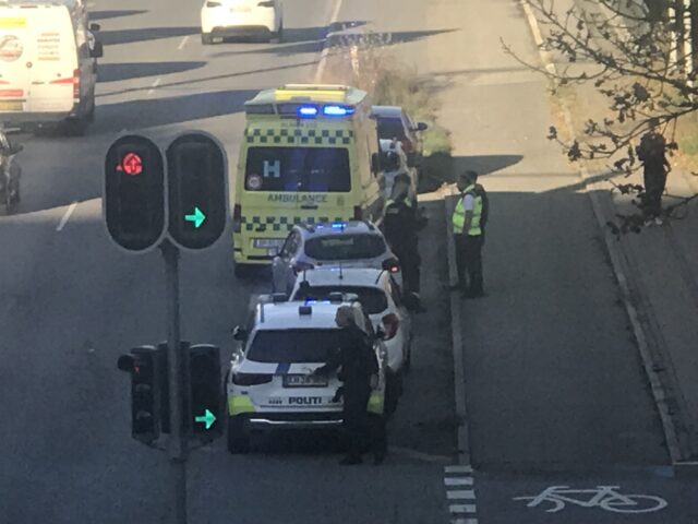 Ambulance kører fra ulykkessted: To biler støder sammen