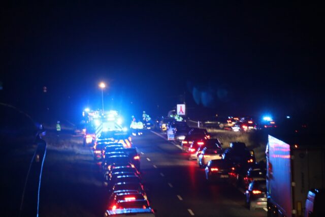 Lægehelikopter lander ved alvorlig ulykke på motorvejen