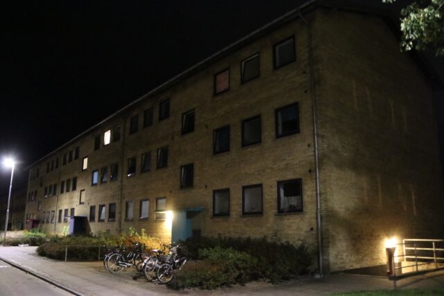 Brutal hændelse med kniv: Gruppe stadig på fri fod