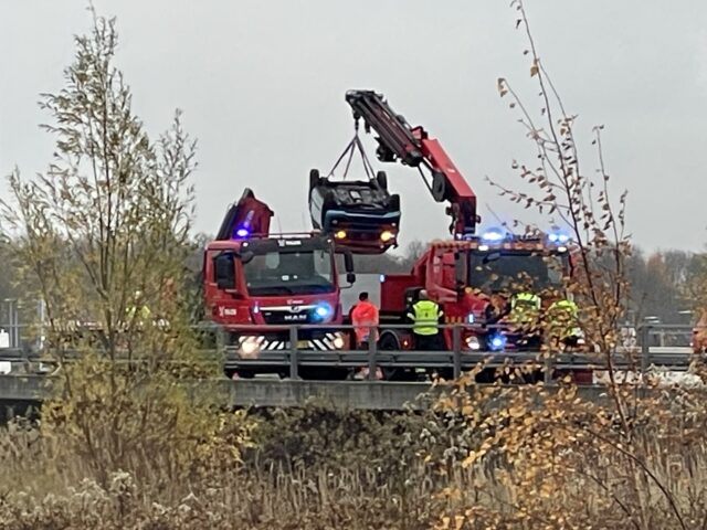 Grim ulykke på motorvejen: Bil ligger på taget