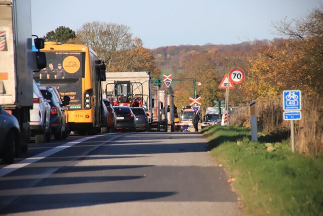 Gigantisk kø og kaos: Defekte togbomme vil ikke op
