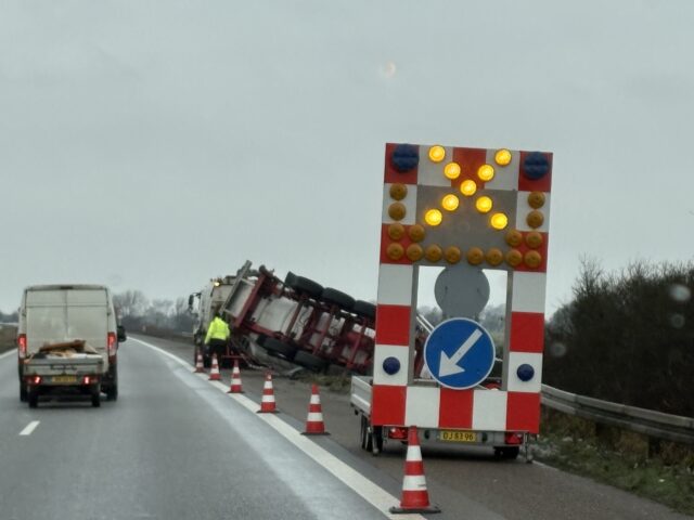 Lastbil i grim ulykke: Ligger på siden i grøft