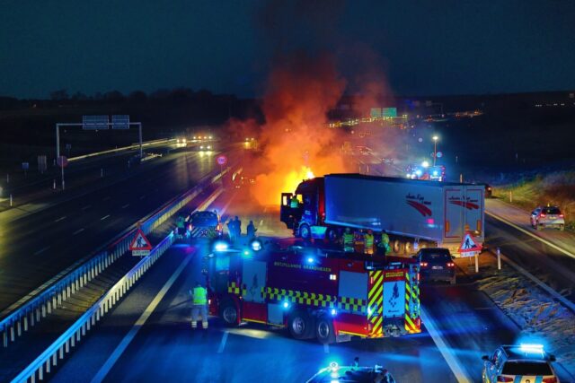 Lastbil satte sig på tværs – skærmede bilister for flammerne