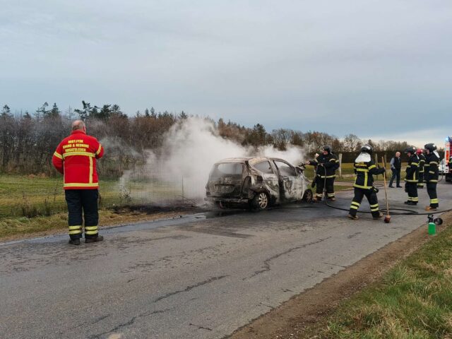 Bil i flammer midt på vejen
