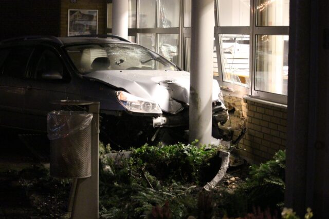 Brager ind i hus under biljagt: Én stukket af igen