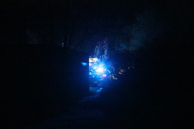 Blå blink i mørket: Meldinger om brand ved gård