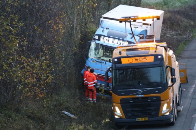 Vild hændelse: Lastbil kører i grøften