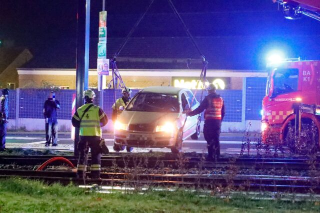 Vild ulykke på letbanespor: Bil må fjernes med kran