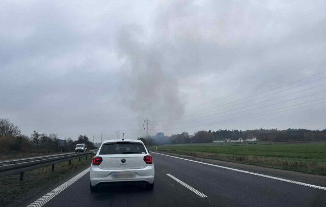 Alt står fuldstændig stille på motorvejen: Lastbil i brand