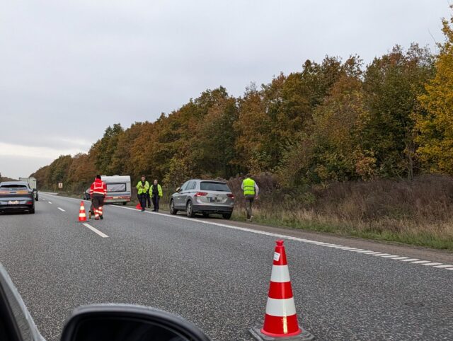 Køen vokser og vokser: Campingvogn involveret i uheld på motorvejen