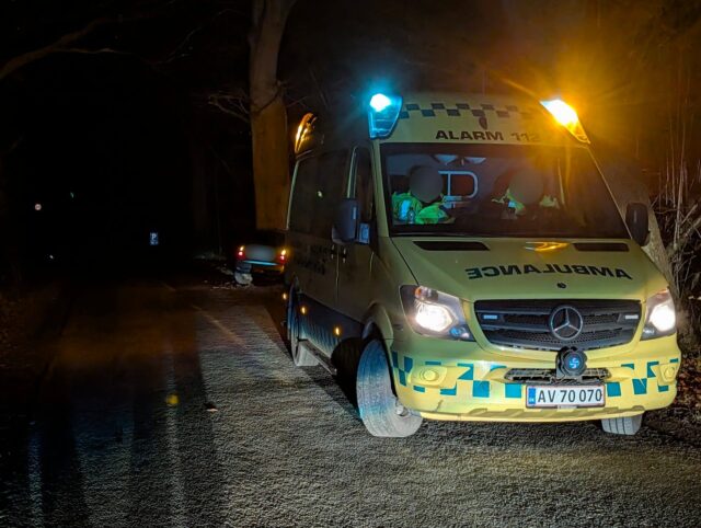 Voldsom ulykke: Bil kører direkte ind i træ