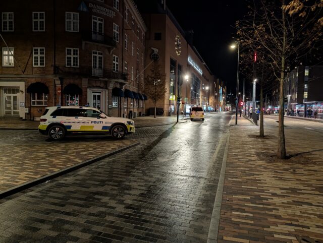 Anholdt og ført væk i DNA-dragt: Knivstikkeri ved McDonalds