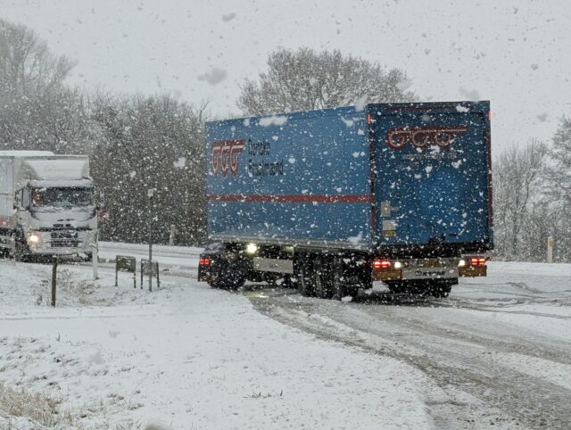 Lastbiler har store problemer i sneen: ‘Lang kø i begge retninger’