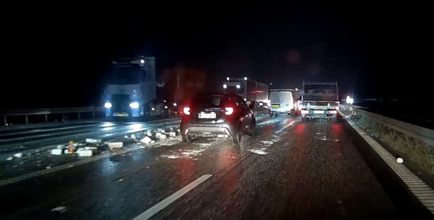 Stor mængde beton spærrer alle spor: Trafikken står helt stille