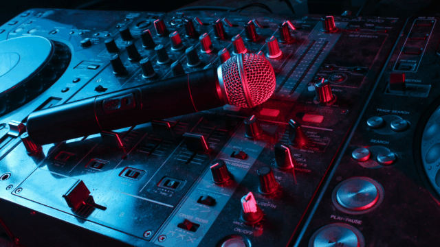 Anmelderrost duo holder hiphoppen i live: Nu besøger de Danmark